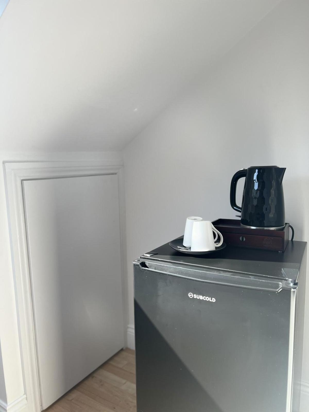 Hotel 4 Wharncliffe Drive Hanwell Zimmer foto