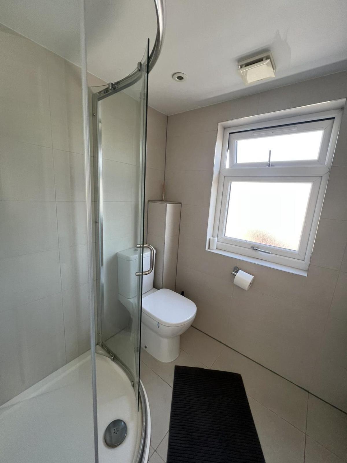 Hotel 4 Wharncliffe Drive Hanwell Zimmer foto